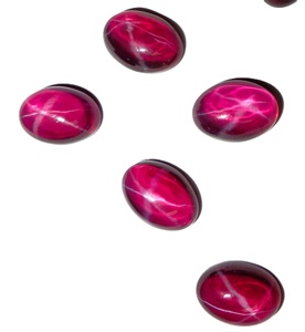 Rubis étoilé transparent ovale 10x14 mm 8 carats, cabochon poli créé en laboratoire avec effet étoile à 6 branches pour la fabrication de bijoux - Product Image 4