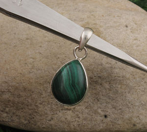 จี้มาลาไคต์ธรรมชาติ เงินแท้ 925 ชุบแพลตตินัม สร้อยคอพลอยทำมือ เครื่องประดับวินเทจ สำหรับทุกเพศ ฉลองครบรอบ - Product Image 2