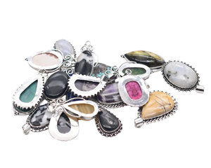 Lot de 5 Colliers Festifs Tendance en Argent Plaqué 925 avec Pendentifs en Résine Colorée Surdimensionnés et Imposants - Product Image 2