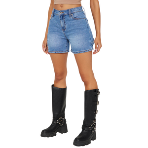 Shorts en jean délavé bleu clair pour femme, coupe décontractée, taille basse, bords bruts, fermeture boutonnée, en coton respirant - Product Image 1