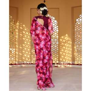 Robe de mariée élégante et chic, de créateur, à manches courtes, col en V, imprimé floral, en mousseline de soie, longueur ras du sol, style traditionnel indien - Product Image 4