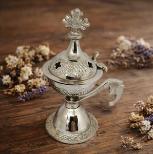 Quemador de incienso de latón con acabado plateado y asa |   Quemador de incienso Loban Dhoop de estilo vintage |   Portafragancias Decorativo para el Hogar - Product Image 4