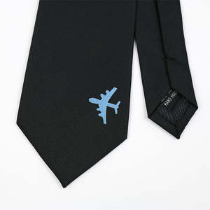 เนคไทโพลีเอสเตอร์สีดำล้วนพร้อมโลโก้เครื่องบินสไตล์คลาสสิกและสไตล์คลาสสิก - Product Image 3