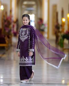 ชุดสาหรี่กะมีซปักลายสีม่วงสำหรับเด็กผู้หญิง ชุดงานแต่งงานแบบอินเดียดั้งเดิม ความยาวระดับข้อเท้า ผ้าโพลีเอสเตอร์ ทรงปกติ - Product Image 2