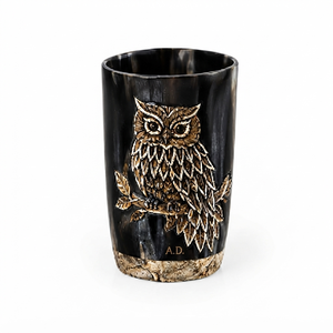 Sculpture d'oiseau hibou artisanale en corne de buffle écologique avec détails en verre et motif d'oiseau hibou gravé sur branche - Artisanat rustique de la faune sauvage - Product Image 1