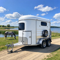 Remorque pour chevaux 2HSL-S avec plancher télescopique réglable, chargement par l'avant, système de sécurité anti-évasion, revêtement anti-corrosion, porte-tapis et boîte à équipement.