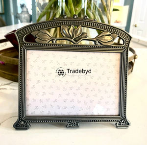 Cadre photo en métal design, élégant accent décoratif pour la maison par Tradebyd - Product Image 4