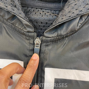 เสื้อแจ็คเก็ตกันลมผู้ชายคุณภาพดีที่สุด แบบมีซิปและฮู้ด ผ้าฝ้าย 100% กันน้ำ ปักลาย พิมพ์ลายดิจิทัล กันยับ สำหรับฤดูใบไม้ผลิ - Product Image 2