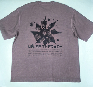 Camiseta de Manga Corta para Hombre Noise Therapy, Diseño Estampado en la Espalda, Corte Regular, Algodón Jersey, Estilo Casual, Cuello Redondo - Product Image 1