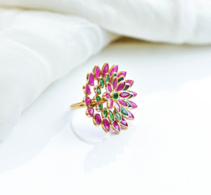 แหวนค็อกเทลรูปดอกไม้ประดับทับทิมและมรกตธรรมชาติในทองคำแท้ 18K สีเหลือง – แหวนประดับพลอยทรงมาร์คีส์สามชั้น - Product Image 4