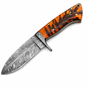 Cuchillo de Caza Artesanal de Grado Industrial con Borde Dentado, Acero de Damasco, Mango de Resina, Hoja de 4mm de Grosor con Punta Clip y Forma de Clip, Cuero - Product Image 1
