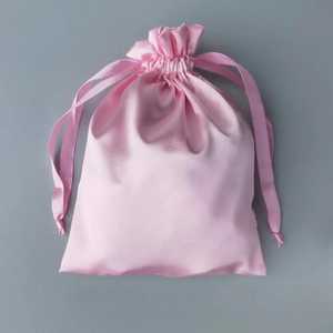 Pochette à bijoux en satin à étiquette privée, sacs de rangement élégants à cordon pour marques de luxe et collections de boutiques - Product Image 1