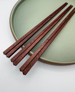 Ensemble de baguettes en bambou faites à la main avec une finition élégante pour une décoration élégante de la cuisine et de la table à manger - Product Image 1