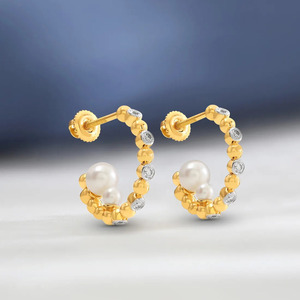 Boucles d'oreilles en forme de croissant de lune en pierre blanche dorée avec perles et diamants - Product Image 4