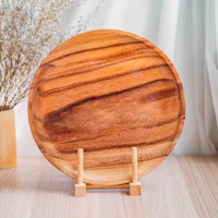 Assiette de service ronde en bois d'olivier naturel, faite à la main, sculptée à la main, pour la décoration de la maison et des mariages.