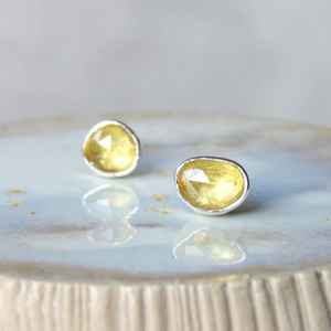 ต่างหูเงินแท้ประดับไพลินสีเหลืองธรรมชาติทรงโรสคัท ดีไซน์ไม่สมมาตร ชุบทอง สำหรับผู้หญิง เหมาะสำหรับงานฉลองครบรอบ - Product Image 4