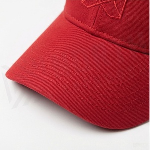 Gorra de Béisbol Roja de 6 Paneles con Logotipo Bordado Geométrico en el Panel Frontal, Unisex, Casual, Ajustada - Product Image 5