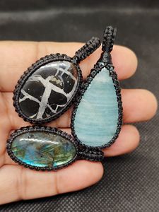 Collar de Macramé con Piedra de Labradorita en Forma de Lágrima, Estiloso y Moderno - Product Image 4