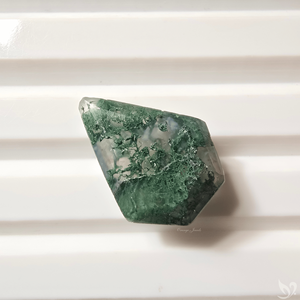 Agate mousse taillée pentagonale 5,08 carats avec inclusion verte, pierre précieuse en vrac pour sertissage de bijoux sur mesure - Product Image 3
