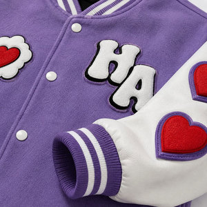 เสื้อแจ็คเก็ตวาร์ซิตี้สีม่วง แขนเสื้อสีขาว ดีไซน์ปักลาย Heartbreak Anniversary พร้อมตัวอักษรปัก สไตล์ Preppy เสื้อโค้ทผู้ชาย - Product Image 6