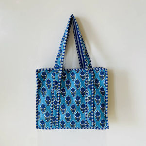 กระเป๋าโท้ทผ้าควิลท์ลายพิมพ์บล็อกวินเทจทำมือ ซิปปิด ผ้าฝ้ายลายดอกไม้ น้ำหนักเบา มีช่องใส่ของ ใช้ได้ทั้งฤดูร้อนและฤดูหนาว สำหรับผู้หญิง เป็นมิตรกับสิ่งแวดล้อม - Product Image 1