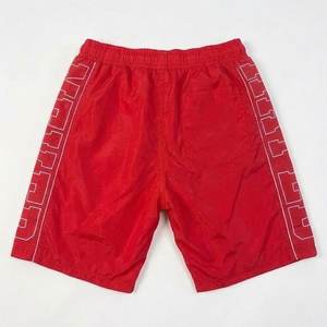 Conjuntos de pantalones cortos cortavientos de nailon rojos para hombre con logotipo personalizado RTS de alta demanda para verano, conjuntos vintage de secado rápido para hombre, chaquetas Highstreet. - Product Image 5