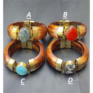 Elegantes Brazaletes Hechos a Mano con Hueso y Latón con Fornituras de Ágata Natural - Product Image 4