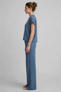 Conjunto de dos piezas casual para mujer, de punto acanalado, con top de manga corta y cuello redondo y pantalones anchos de color liso. - Product Image 2
