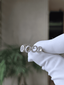 Anillo de Compromiso con Diamante Cultivado en Laboratorio de 0.25 Ct VVS2, Certificado por IGI, Oro de 14k, Halo Abierto, Joyería de Moda Contemporánea para Mujer - Product Image 3