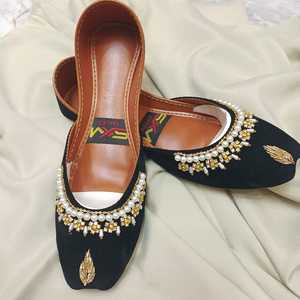 Chaussures Khussa indiennes pakistanaises Punjabi faites à la main pour femmes, plates, antidérapantes et confortables, disponibles en gros pour filles. - Product Image 6