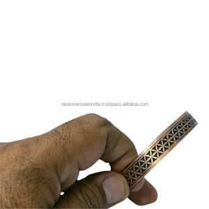 Bracelet artisanal en cuivre pur avec motif géométrique répété, manchette ouverte, bijoux en métal rustique vintage pour soulager les douleurs articulaires - Product Image 1