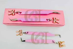 แหนบดัดขนตา 45/90/ดอลฟิน ปลายไฟเบอร์ โบว์สีชมพู ปลายเรียบ/หยัก จับถนัดมือ ป้องกันไฟฟ้าสถิตย์ ป้องกันแม่เหล็ก รับทำโลโก้ตามสั่ง - Product Image 5