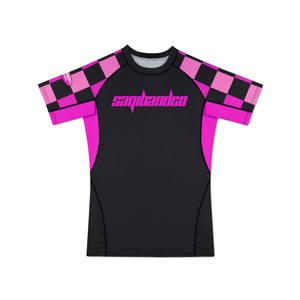 เสื้อแรชการ์ดแขนยาวสีดำ UPF50+ ลายตารางแดงชมพู พร้อมโลโก้ด้านหน้า สำหรับผู้ชาย ผ้าโพลีเอสเตอร์แห้งเร็ว เหมาะสำหรับเล่นกีฬา - Product Image 1
