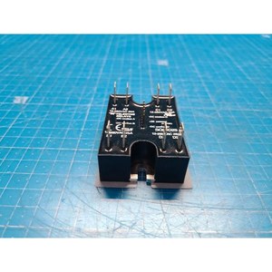 Relais à semi-conducteurs à quatre sorties Teledyne SQ24D25, utilisé comme pièce détachée d'équipement semi-conducteur d'occasion - Product Image 3