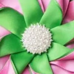Broche de Flor con Cinta de Perlas Rosa y Verde, Elegante Broche Floral para Mujer, Accesorio de Moda con Acento de Perlas para Vestido - Product Image 2
