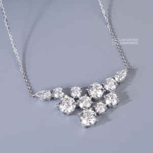 Colgante de Lujo de Oro Blanco de 14K con Moissanita de Corte Pera para Mujer, con Once Piedras que Pesan 4.76 Quilates en Total - Product Image 3