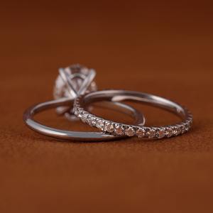 Anillo de compromiso de lujo con diamante ovalado cultivado en laboratorio y banda pavé en oro blanco de 14K para mujer, elegante anillo solitario nupcial, regalo. - Product Image 2