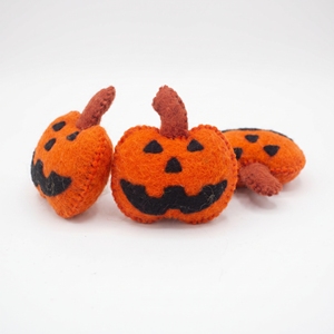 Fieltro y lana: Decoración infantil de Halloween con monstruo aterrador de calabaza - Product Image 1