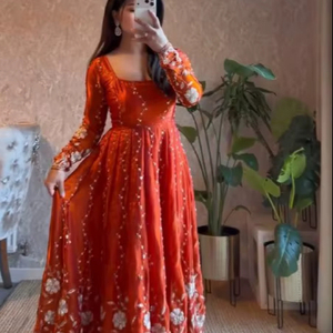 Aporta un toque de encanto sin esfuerzo con nuestro exclusivo conjunto de fiesta de 3 piezas de seda Fendy para mujer, moderno, de secado rápido y cómodo, Kurta/Kurti - Product Image 1