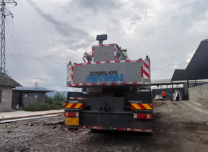 Grue mobile hydraulique d'occasion ZOOMLION QY25H552 de 25 tonnes, modèle 2023, pour travaux de construction - Product Image 4