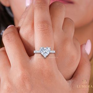 Bague de fiançailles en diamant de laboratoire en forme de cœur avec bande pavée Or 9K 10K 14K 18K Bijoux fins sur mesure - Product Image 5