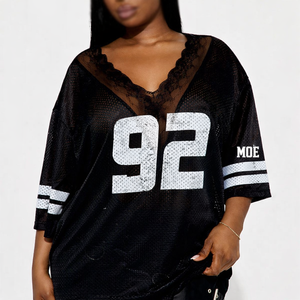 قمصان كرة القدم الأمريكية النسائية الفضفاضة بالجملة لعام 2026، بتصميم رياضي وياقة على شكل V، قمصان شبكية مخصصة بشعار خاص وعلامة تجارية خاصة للولايات المتحدة الأمريكية - Product Image 3