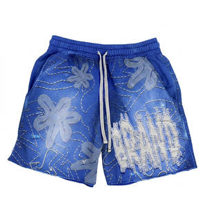 Shorts en molleton de coton premium 320 GSM, effet délavé, noir avec empiècements rouges, ourlet brut, logo imprimé chenille, pour femme - Product Image 5