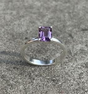 Anillo de Plata de Ley 925 Hecho a Mano con Amatista Natural, Regalo Cristiano para Ella, Estilo Minimalista para Bodas y Fiestas - Product Image 1