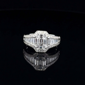 Anillo de Compromiso de Moissanita con Corte Esmeralda, Oro Sólido de 18K, Engaste Pavé, Diseño Geométrico Clásico para Mujer - Product Image 1