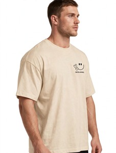เสื้อยืดแขนสั้นสีเบจสำหรับผู้ชายของ Oneten Apparel ลายการ์ตูนหน้ายิ้มพร้อมสัญลักษณ์สันติภาพ คอกลม - Product Image 4