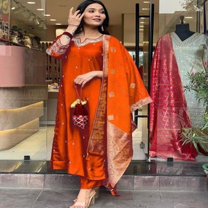 VASTRA COTTAGE Set Kurta Bordir Sutra Roman Chanderi dengan Dupatta Jacquard Lengan Tiga Perempat Pakaian Wanita Etnik - Product Image 3