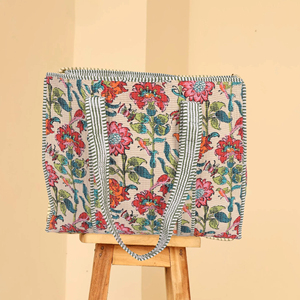 Grossiste et fabricant de sacs fourre-tout matelassés imprimés à la main de style Jaipuri pour les voyages et l'usage quotidien - Product Image 3