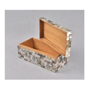 Boîte à mouchoirs en résine et MDF avec motif floral, thème domestique - Product Image 3