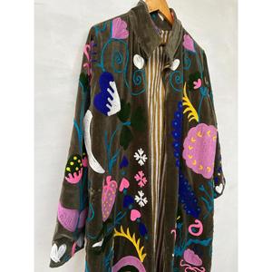 Veste longue en velours brun de qualité supérieure, brodée avec des fils floraux multicolores, manches longues, manteau d'hiver pour femmes - Product Image 2